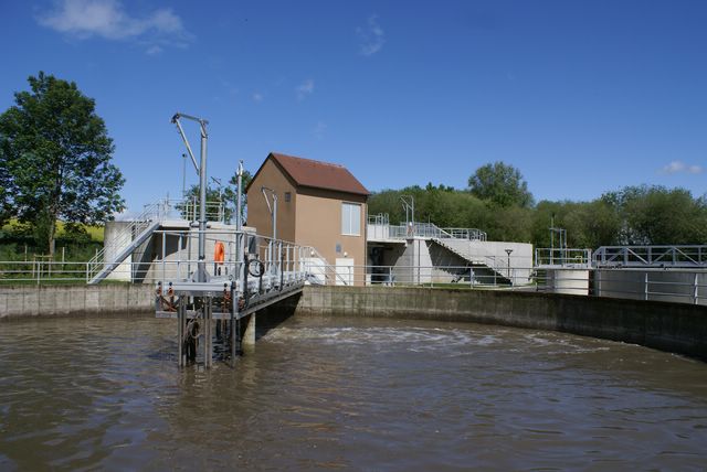 Vue du bassin de stockage restituttion de la station d'épuration de Montfort l'Amaury